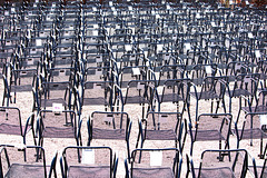 Die Stuhlreihen im Gartentheater warten auf Publikum.