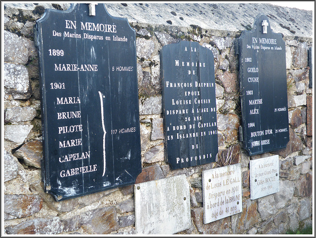 Le mur des disparus à Ploubazlanec (22)