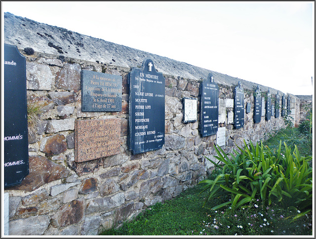 Le mur des disparus à Ploubazlanec (22)