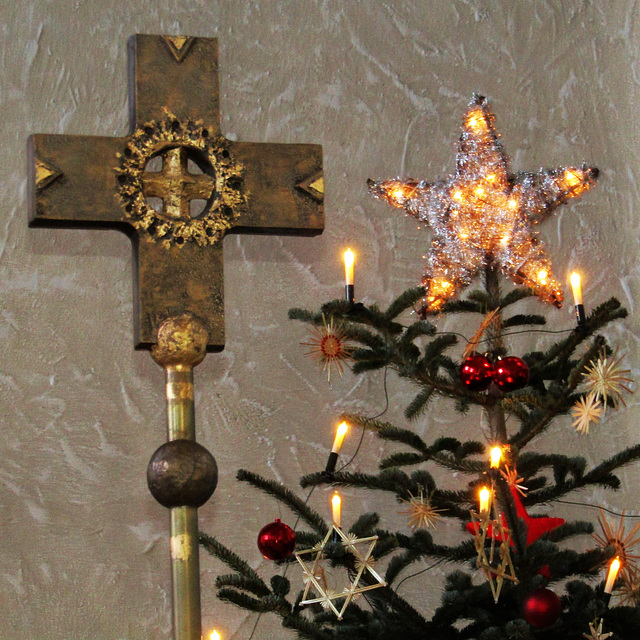 Weihnachtsstern und Kreuz