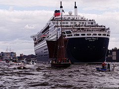 Queen Mary 2 als bewegliche Plattform im Hafen, 2012