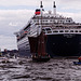 Queen Mary 2 als bewegliche Plattform im Hafen, 2012