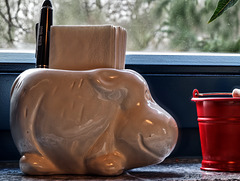 Hippo als Papierspender, Steingut, glasiert
