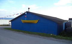Barque en suspension contre flots muraux