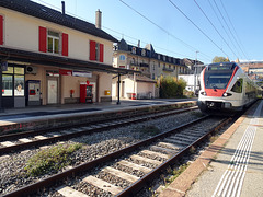 Einfahrt der S2 nach Aigle, im Bahnhof La Sarraz