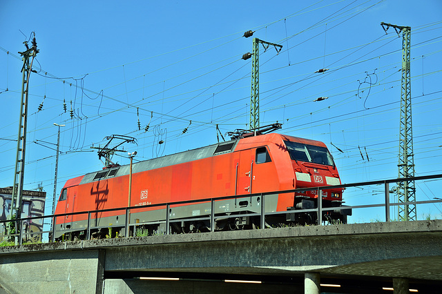 DB Lokomotive 152 065-9 verlässt ohne Wagen den Bahnhof Heilbronn in richtung Mannheim