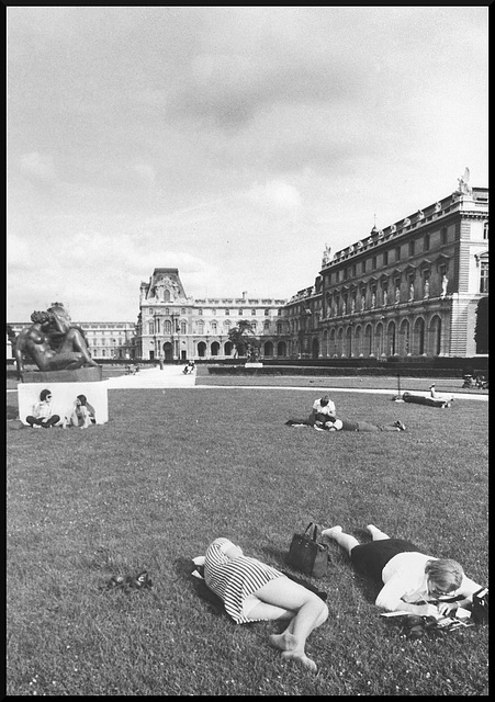 Le Louvre sans pyramide mais avec mini-jupe (1973)