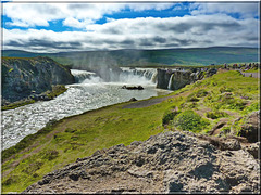 Akureyri : tanti turisti ad ammirare le cascate di Godafoss