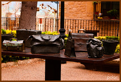 Escultura “Viajeros"; mesa con bolsas de metal+(4PiP)