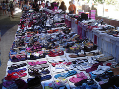 Zone chaussures au marché