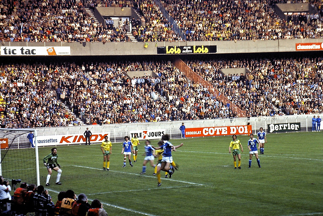 Paris (75) Juin 1979. Finale de la Coupe de  France de football au Parc des Princes. (Nantes, en jaune / Auxerre, en bleu). (Diapositive numérisée).