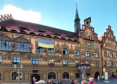 Rathaus Ulm mit Astronomischer Uhr und ukrainischer Flagge