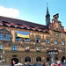 Rathaus Ulm mit Astronomischer Uhr und ukrainischer Flagge