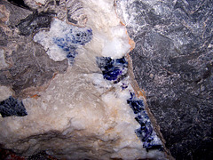 Breckzie aus Polyhalit, blauem Steinsalz, Carnallit und Anhydrit