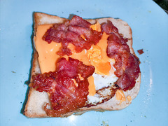Getoastetes Sandwich mit Ei, Chester-Käse und Schinken (frei nach "Die Toten Hosen")