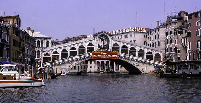 Ponte di Rialto  -  Venice Main Canal Bridge