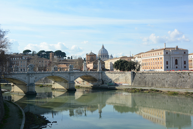 Roma, Ponte Vittorio Emanuele II sul Tevere e la Cupola della Cattedrale di Saint-Pietre