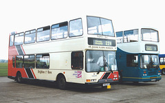 Brighton & Hove 820 (T820 RFG) and Arriva Kent & Sussex 5215 (N715 TPK) at Showbus – 26 Sep 1999 (423-28)