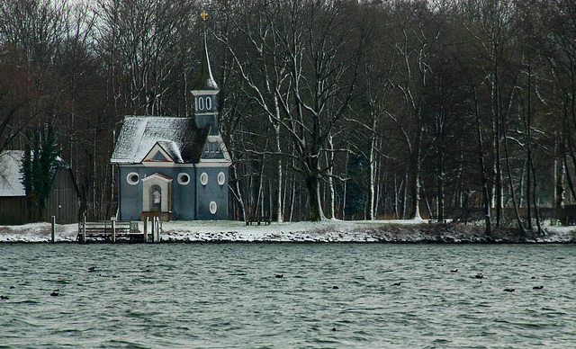 Das blaue Kirchlein am Seeufer