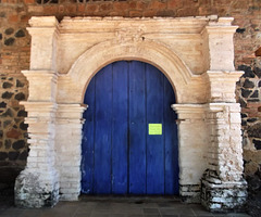 Porte antique et bleutée  (Panama)