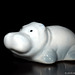 Kleineres Hippo liegend, Gießkeramik geschwenkt, coloriert, glas
