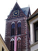 Turm der Wismarer Marien-Kirche lugt zwischen die Häuser am Mark