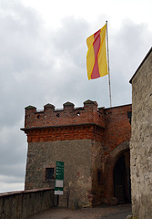 Über dem Torbogen der Burg Staufenberg die Fahne des Badnerlandes