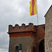Über dem Torbogen der Burg Staufenberg die Fahne des Badnerlandes
