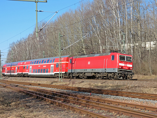 Regionalbahn der DB bespannt mit 143 884 kurz vor der Einfahrt in St. Egidien