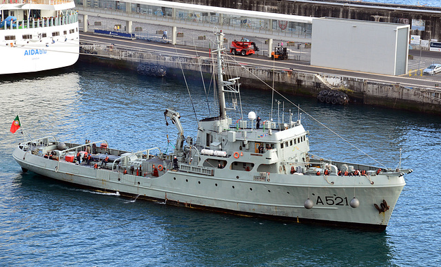 Ausbildungsboot der Marine beim Einlaufen in Funchal-Madeira