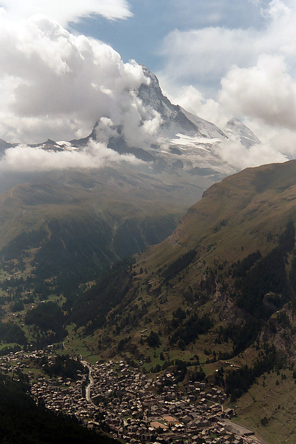 Hoch türmt er über Zermatt