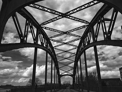 Brücke und Wolken
