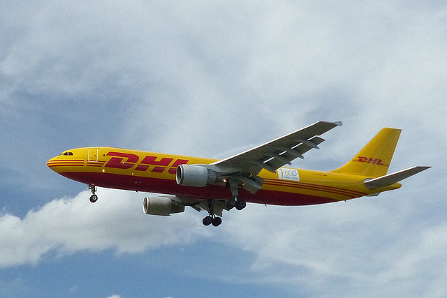 D-AEAR approaching Heathrow - 6 June 2015