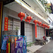 Linge et lampes chinoises / Chinese lamps and sidewalk clothes