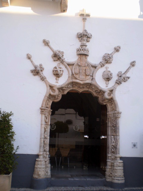 Manueline door (16th century).