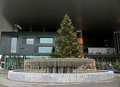 Weihnachtsbaum vor dem Bahnhof