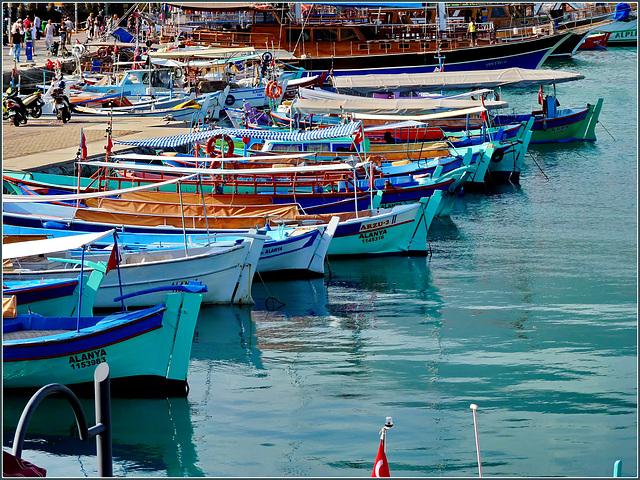 Alanya : ancora barche da pesca con tendalino di protezione
