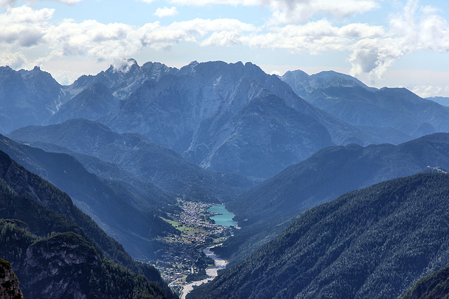 Blick von der Auronzohütte hinab auf den Lago di Auronzo