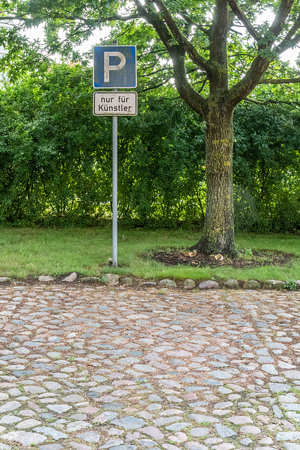 Nur für Künstler ... (Parking space ... for artists only)