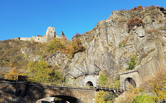 Altenahr - Burg Are und Eisenbahntunnel 20161030_150117