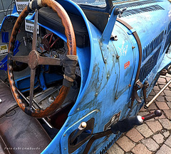 a really old oldsmobile (Bugatti Type 35 B , 1925)