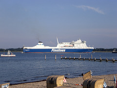 Die Fähre EUROPALINK der Reederei Finnlines läuft auf der Trave in Travemünde ein