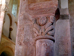 Saône et Loire.  Eglise de Gourdon Chapiteau du XI siècle.