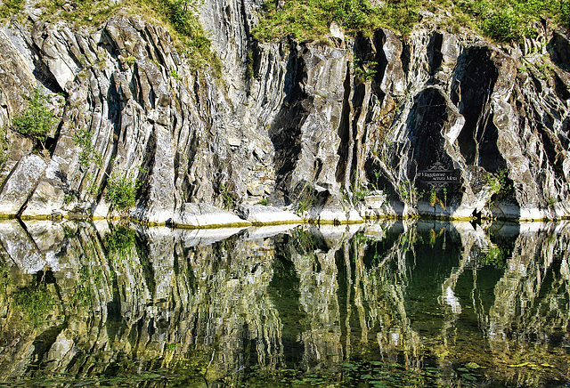 Vertical limestone layers - Strati di roccia calcarea verticali