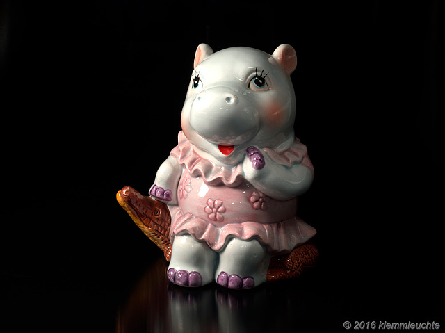 Hippo-Lady sitting on Kroko, Spardose, Gießkeramik, geschwenkt,