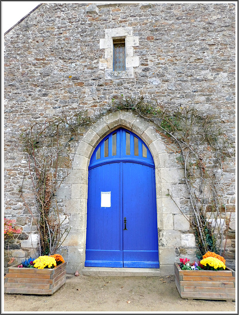 Le portail de l'église de Plessix Balisson (22)