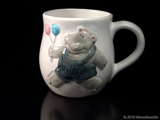 Schmucke Kaffee-Mug mit Hippo-Relief, Gießkeramik, bemalt