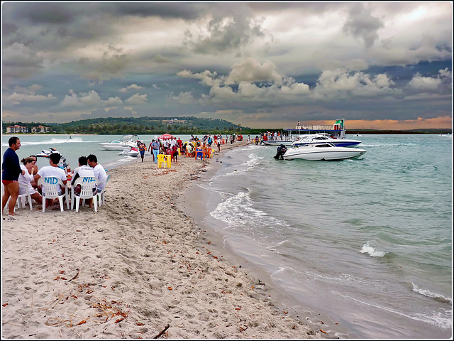 Recife : Itamaracà - Praia da Coroa do Avião - i turisti gustano frutti di mare raccolti qui