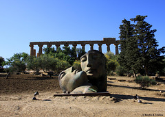 Sicilia - Valle dei templi - Tempio di Hera (Giunone) - Sculture di Igor Mitoraj