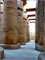 LUXOR : le gigantesche colonne del tempio di Karnak